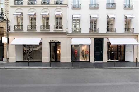 Paris : la boutique Chanel de l’avenue Montaigne .